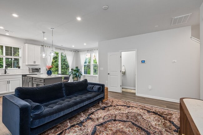 Foto del edificio - Move-In Ready 3-Bed, 2.5-Bath Townhouse Ba...