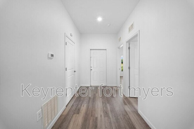 Foto del edificio - 26483 Sandhill Blvd