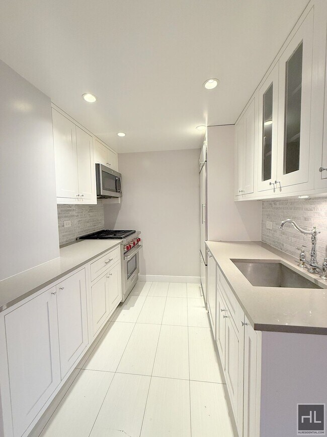 Foto del edificio - 3 bedroom 1 bathroom WEST 93 STREET