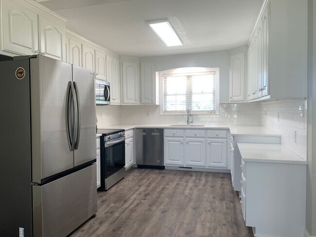 Foto del edificio - Beautifully Renovated Ranch, Nestled In Pr...