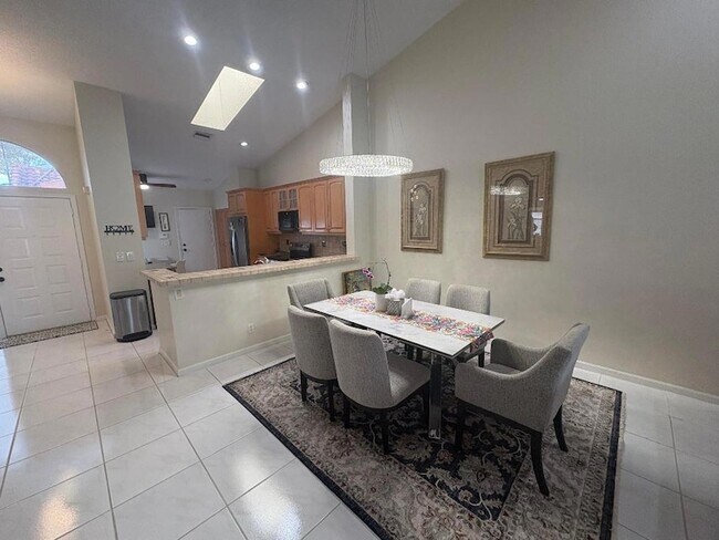 Foto del edificio - 7275 Summer Tree Dr