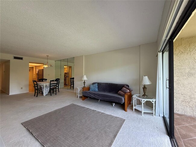 Building Photo - 2700 Cove Cay Dr