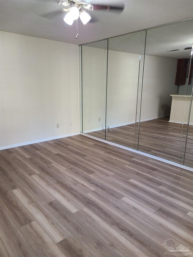 Foto del edificio - 501 E Burgess Rd