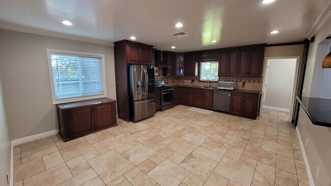 Building Photo - Move in with $2100 rent  OAC + deposit on ...