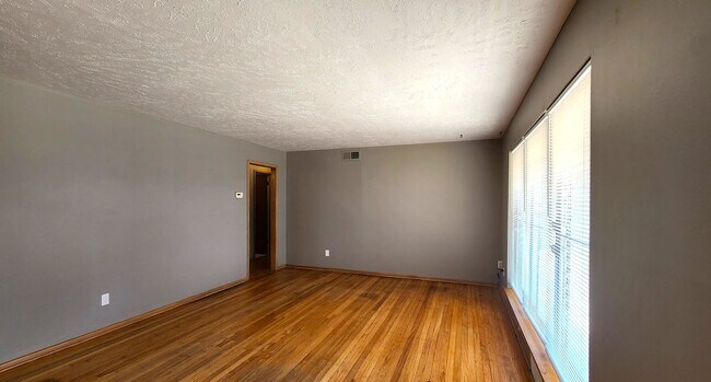 Building Photo - Darling 3 Bed 1.5 Bath 1 Car Garage in the Country Estates Addn Midwest City