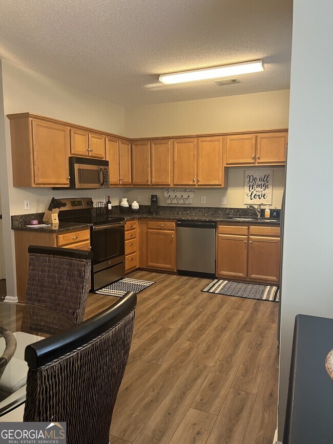 Foto del edificio - 410 Rosewood Ln