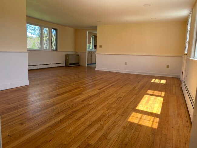 Foto del edificio - 469 River Rd