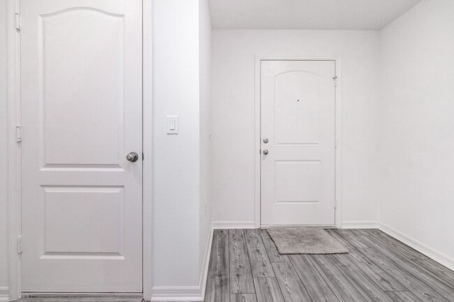 Building Photo - Cozy 2 Bed/2.5 Bath Townhome FOR RENT in t...