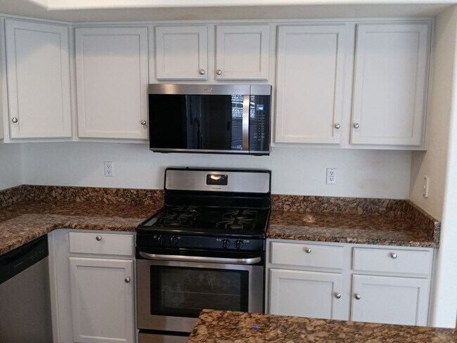 Foto del edificio - 3 Bedroom, 3 Bathroom Home! Schedule a Showing Today!