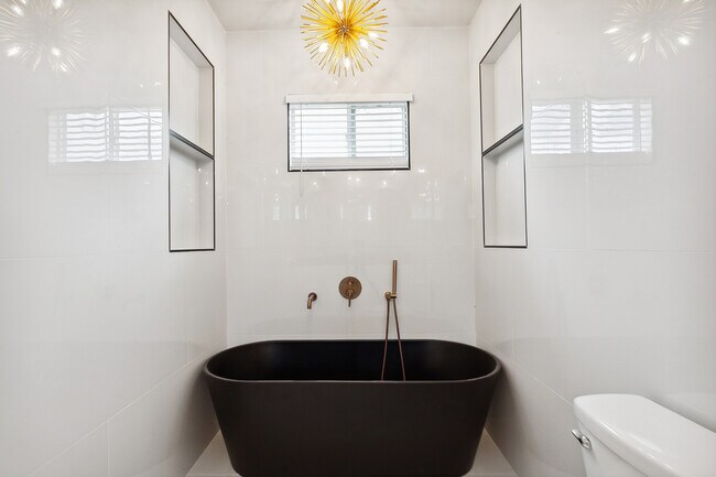 Baño principal con opción de ducha - 1324 Harrison Ave