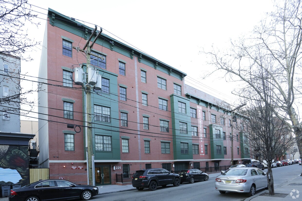 Foto principal - 213-215 Bay St