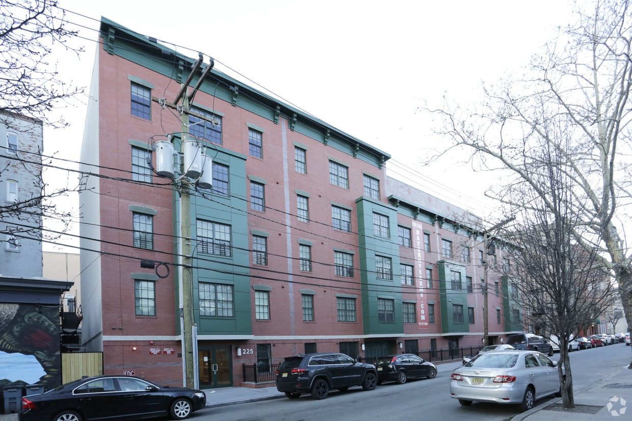 Primary Photo - 213-215 Bay St