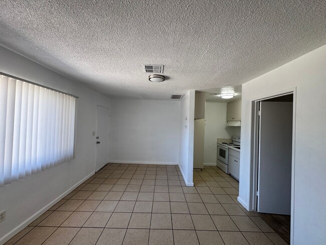Building Photo - 2521 Bishop Dr