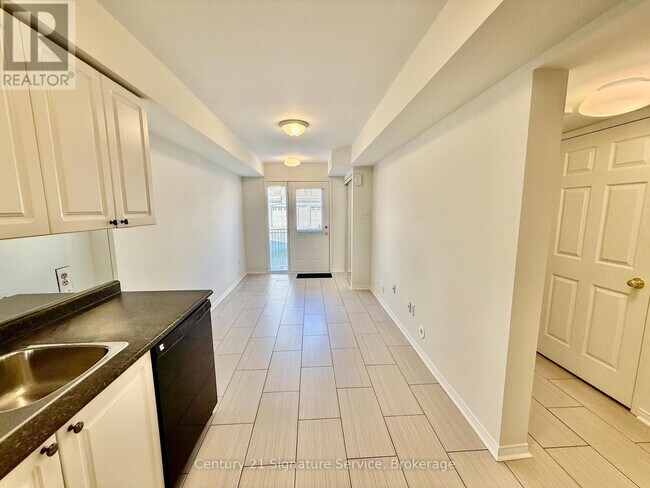 Building Photo - 4975 Southampton Dr