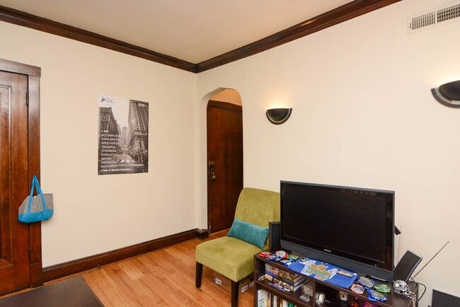 Building Photo - 3621 N Paulina St