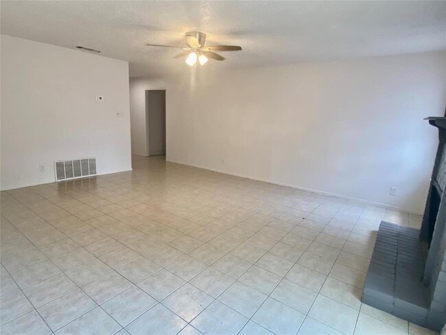 Building Photo - 1202 Meadgreen Dr