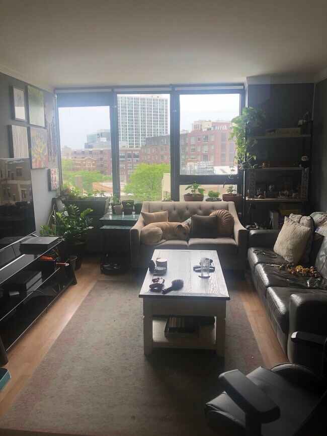 Foto del edificio - 3930 N PINE GROVE Ave