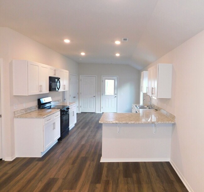 Foto del edificio - 3-Bedroom Home with 2 Full Baths in Prime Fayetteville Location
