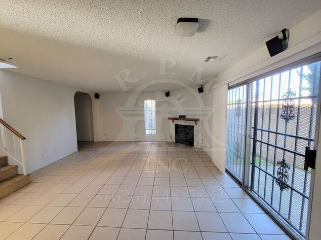 Foto del edificio - Spacious 2-Story Townhouse in El Monte