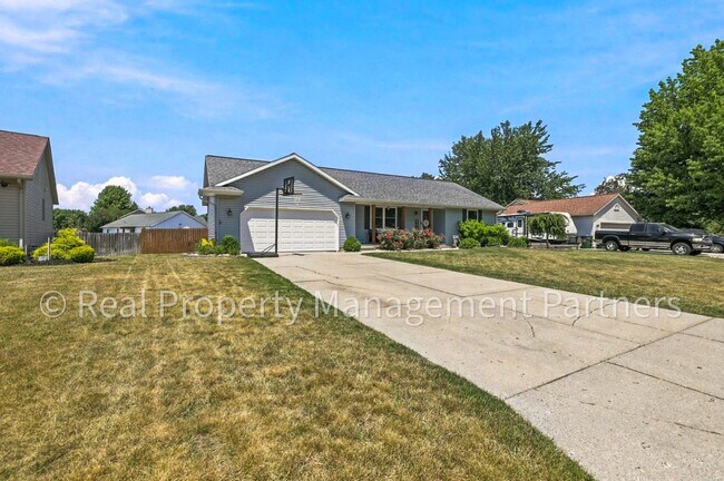 Foto del edificio - Updated 3-Bed Home with 2-Car Garage and Fenced in Yard on .23+ Acres, Near GVSU