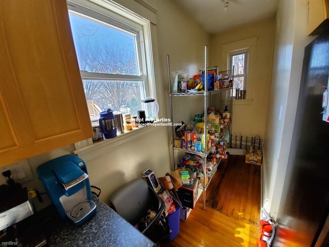 Building Photo - 4 br, 1 bath  - 8 Belmont St