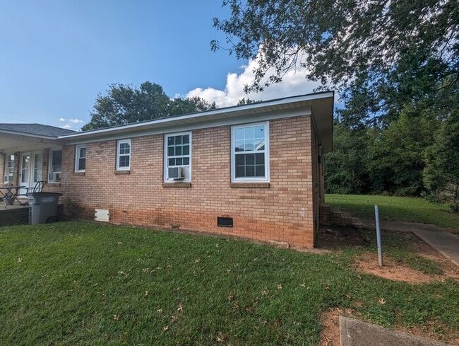 Building Photo - Charming 2BD/1BA End Unit