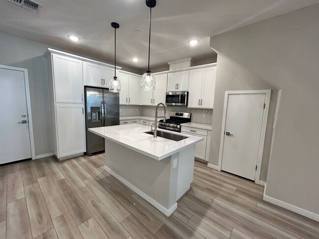 Building Photo - 3 Bed / 2.5 Bath Gilbert Townhome GATED Co...