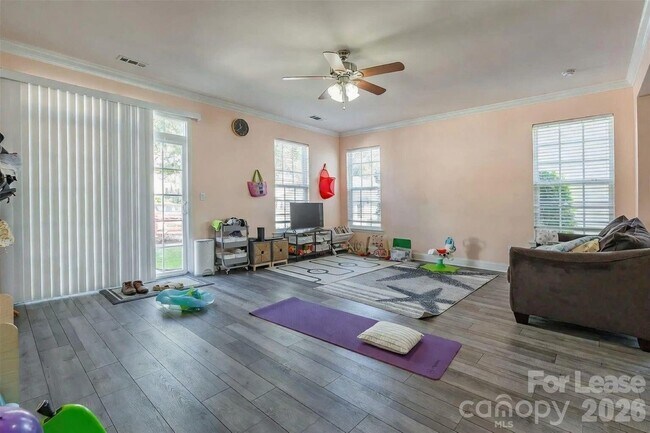 Foto del edificio - 121 Walnut Cove Dr