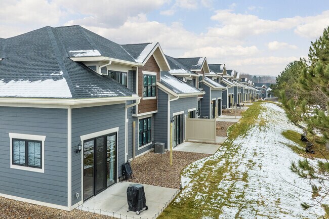 Foto del edificio - Devil's Lake Townhomes