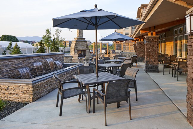 Patio con comedor al aire libre - Revel Spokane All-Inclusive Senior Living
