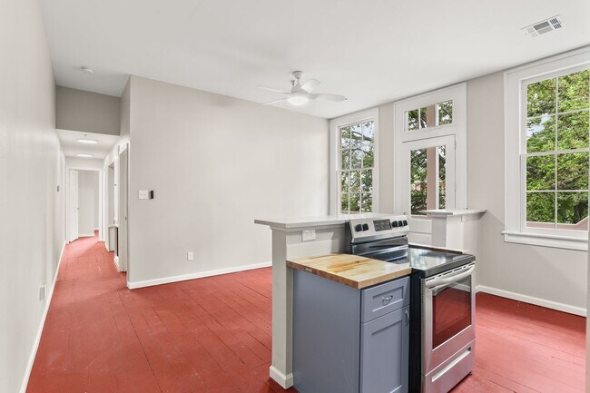 Building Photo - 2BD/1BA in Historic Building, Two Blocks off St Charles Ave