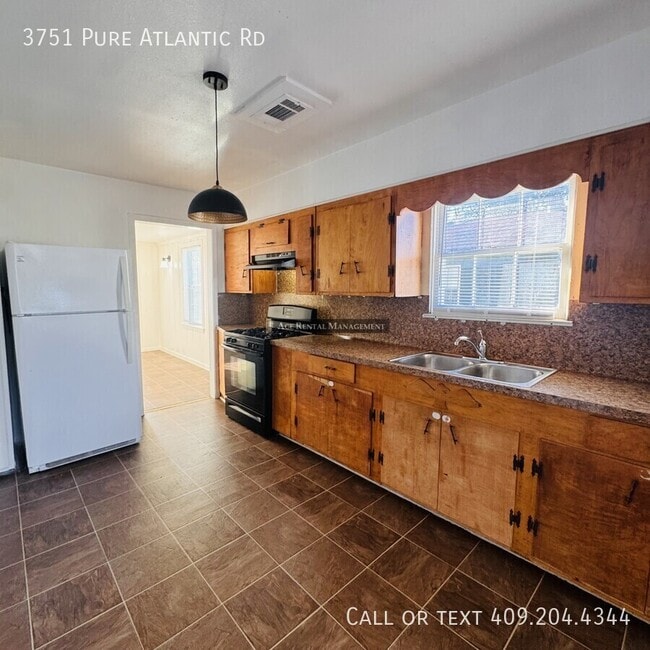 Foto del edificio - 3751 Pure Atlantic Rd