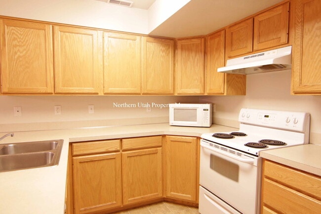 Building Photo - 2 Bed, 2 Bath Townhome
