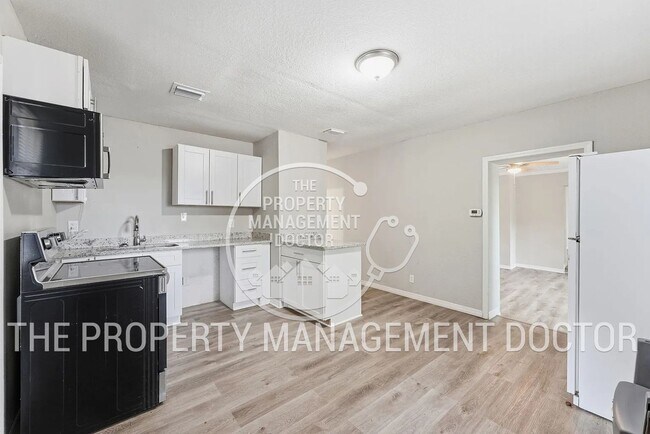 Foto del edificio - Rare Find! Spacious 2/1 Home on Huge Lot - Perfect for Work Vehicles, Boats & Pets