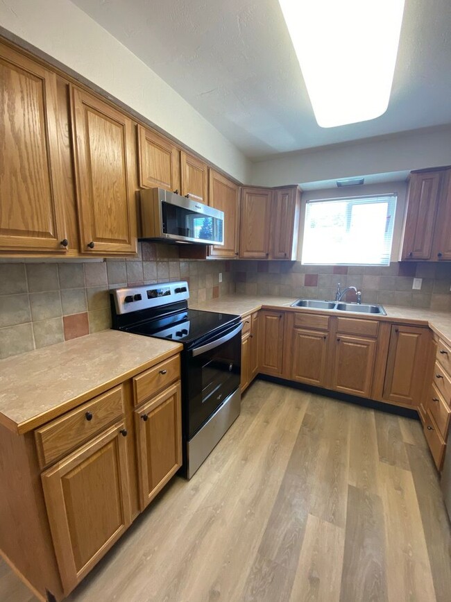 Building Photo - 904 Rd 46