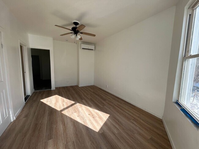 Foto del edificio - 681 Rhinelander Ave