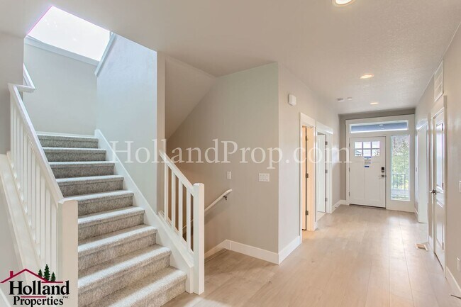 Building Photo - Beautiful 5 bedroom home with Stunning views