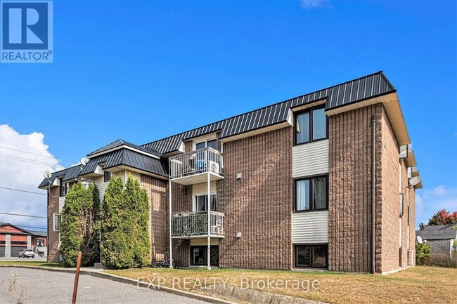 Building Photo - 875 Laurier St