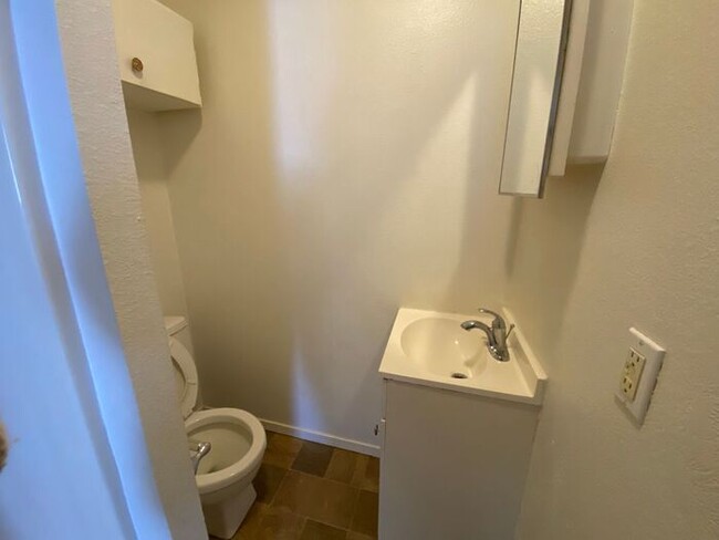 Building Photo - One-bedroom apartment located near Honey C...