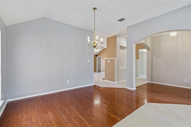 Building Photo - 10810 Camelot Dr