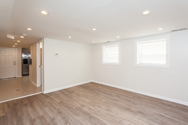 Building Photo - 3604 W Roscoe St