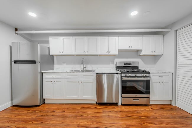 Building Photo - 666 E 50th Pl