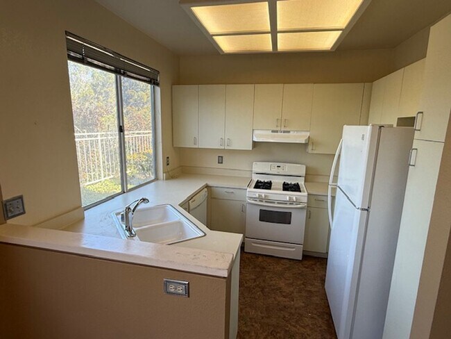 Foto del edificio - 2-Bedroom, 2-Bathroom Ground Level Condo in Hercules