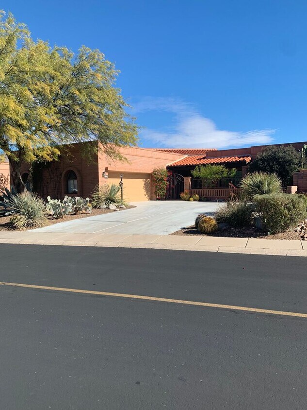 Primary Photo - Gorgeous Foothills Single Family Home 2 Be...