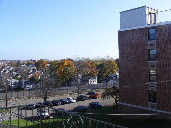 Building Photo - 17 University Ave