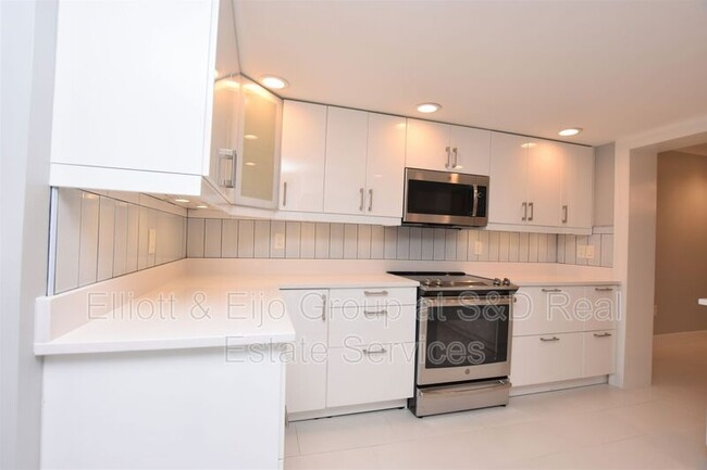 Building Photo - 1 Lake Hollingsworth Dr