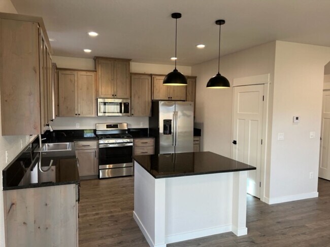 Foto del edificio - ALMOST NEW CONSTRUCTION/ 4 BEDROOM IN NEWER UPCOMING NEIGHBORHOOD