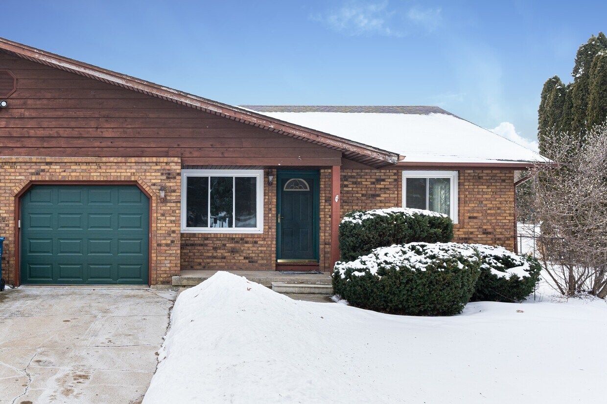 38W087 Beckman Trail, Elgin, IL 60124 Townhouse for Rent in Elgin, IL