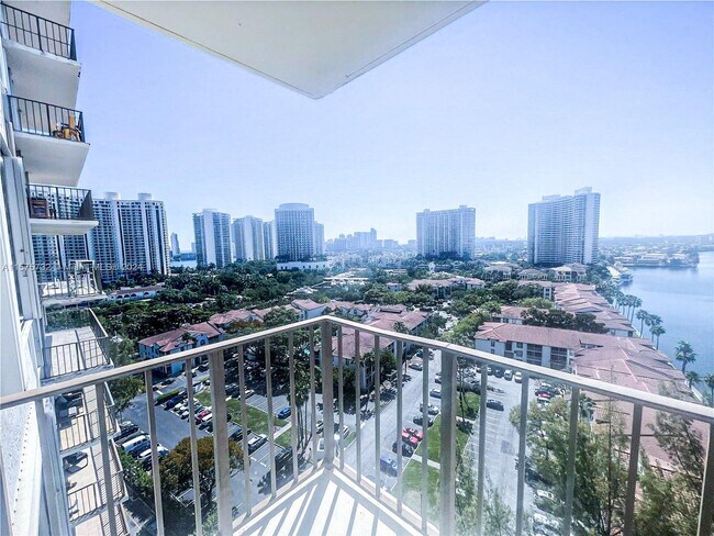 Foto del edificio - 18151 NE 31st Ct