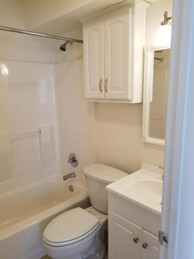 Building Photo - 5106 W Esplanade Ave